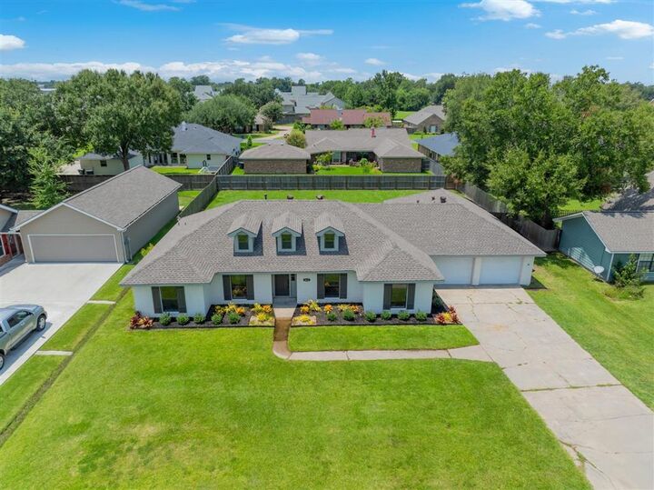 Property Photo: 4612 E Quail Hollow Dr Drive E LA 70605