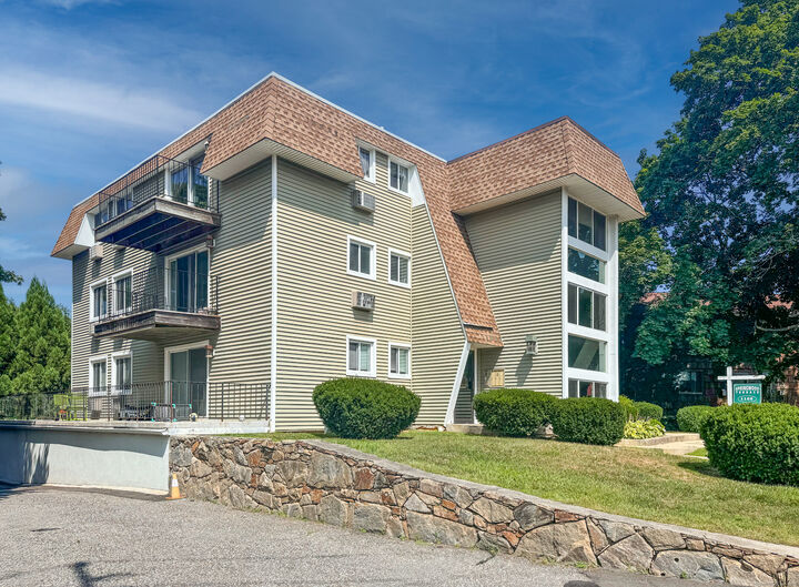 Property Photo: 1166 Hope Street Apt 4 CT 06907