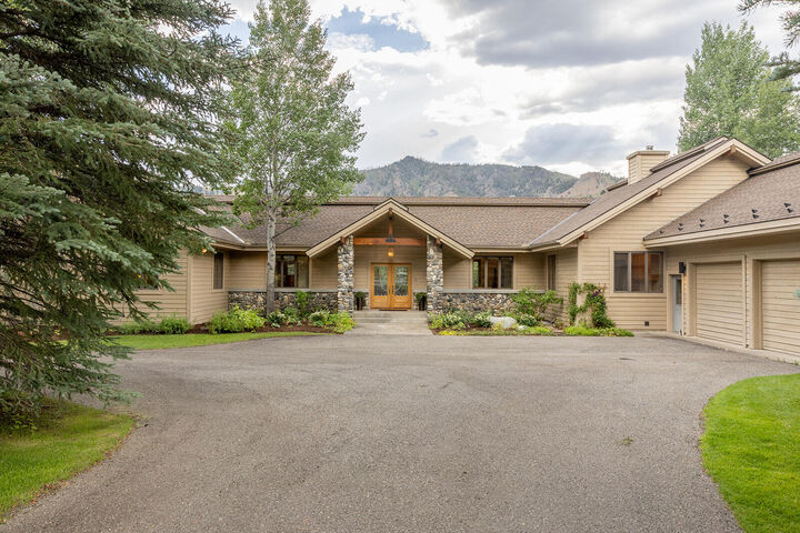 Property Photo:  121 Stonegate Cir  ID 83340 