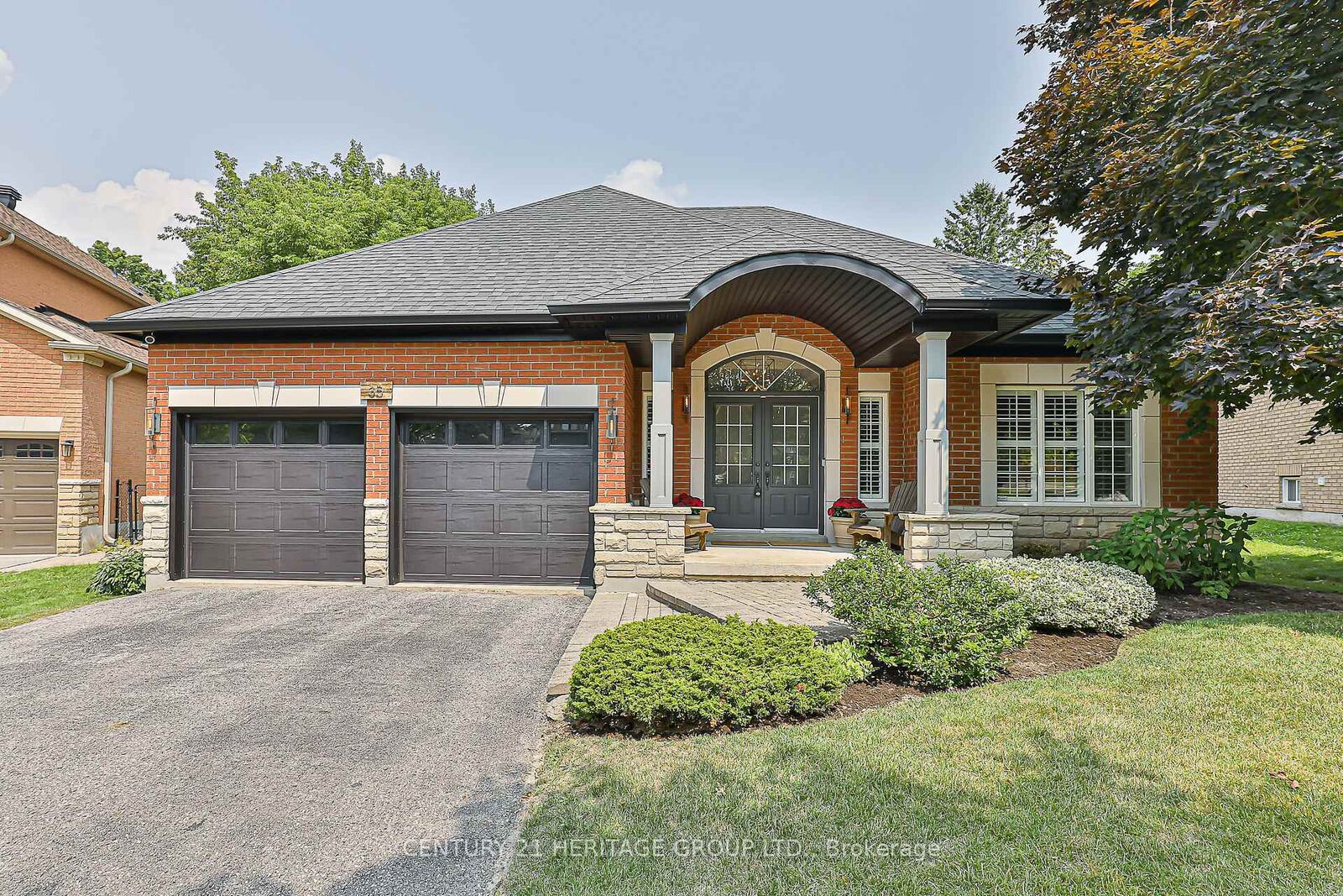 Property Photo:  35 Watts Meadow N/A  ON L4G 7L7 