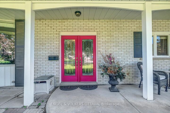 Property Photo: 3 Mohawk Crescent ON K2H 7G7