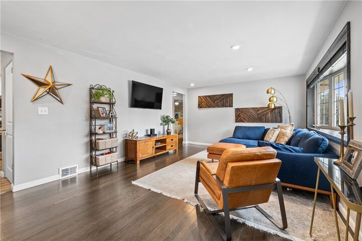 Property Photo: 560 Glen Shannon Drive PA 15234