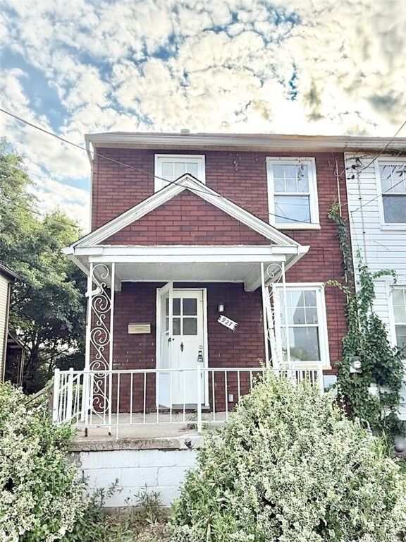 Property Photo: 927 Vankirk St PA 15025