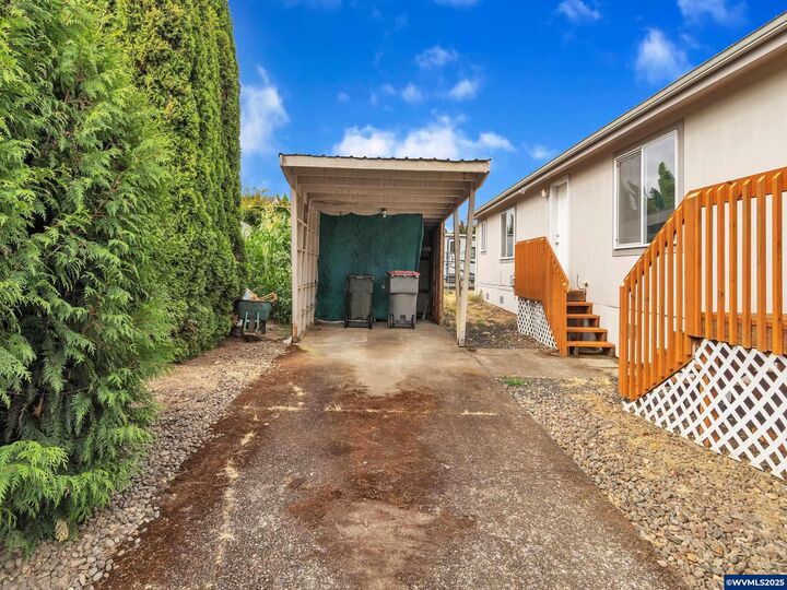 Property Photo: 1005 Ferry St 26 OR 97114