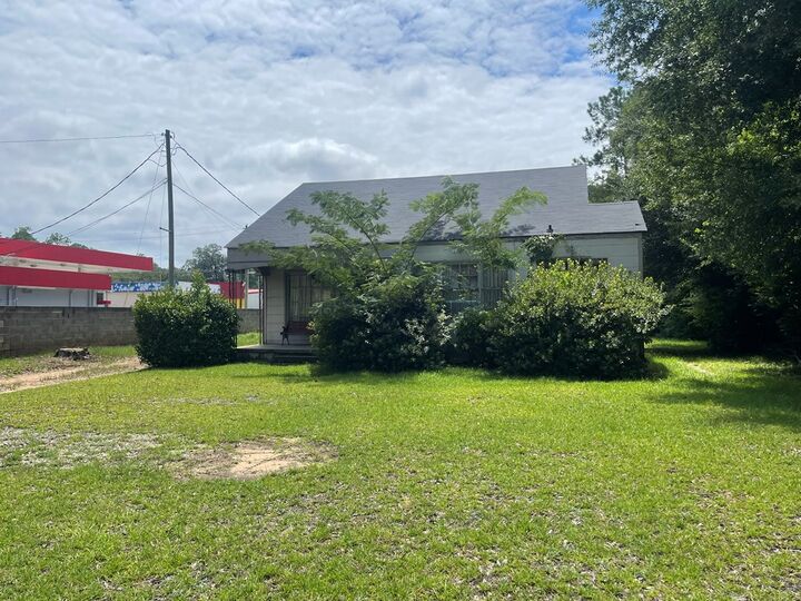 Property Photo:  1104 8th Ave  GA 31707 