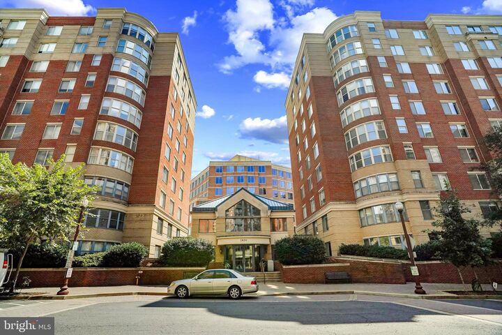 Property Photo: 3830 9th Street N 102W VA 22203