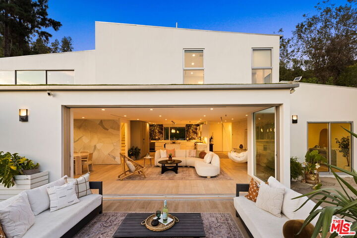 2615 La Cuesta Dr  Los Angeles CA 90046 photo