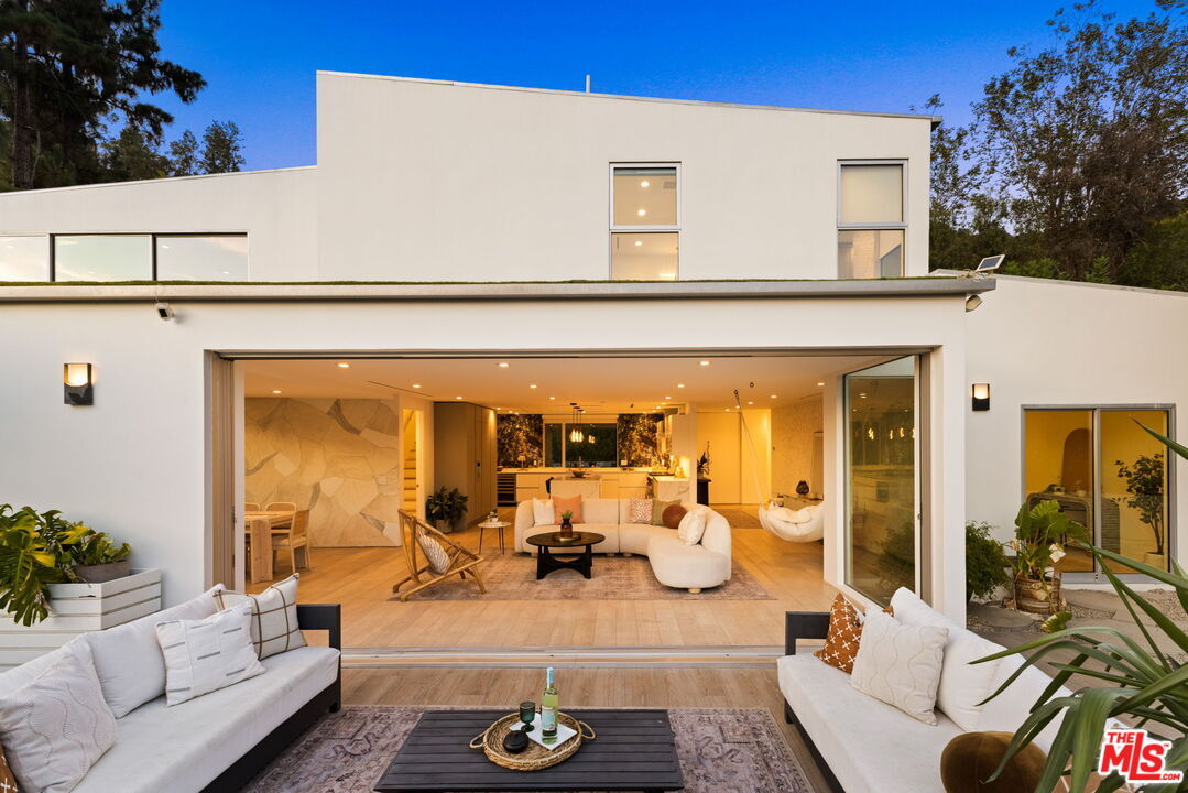 Property Photo: 2615 La Cuesta Dr CA 90046