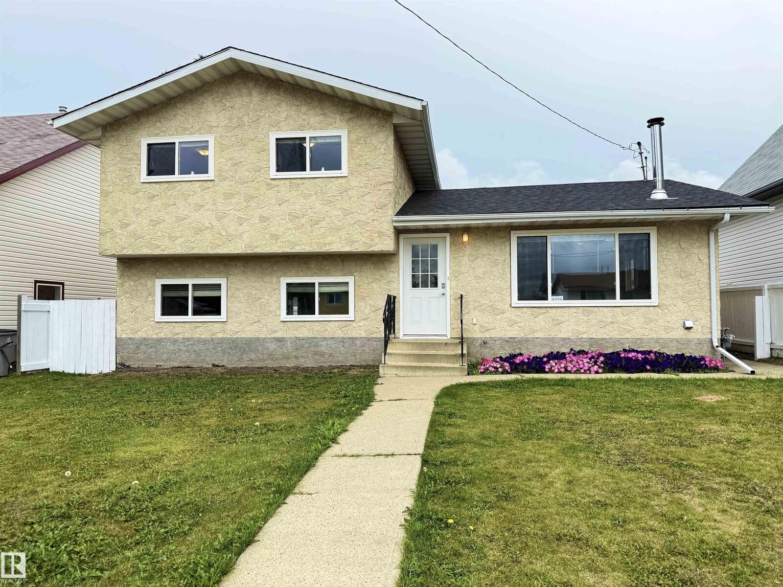 Photo de la propriété:  5126 50 Street  AB T0G 1L0 