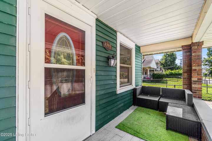 Property Photo: 2105 Bradley Ave KY 40217
