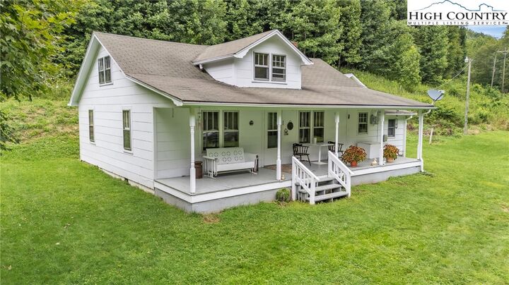 Property Photo: 809 Roaring Fork Road NC 28615