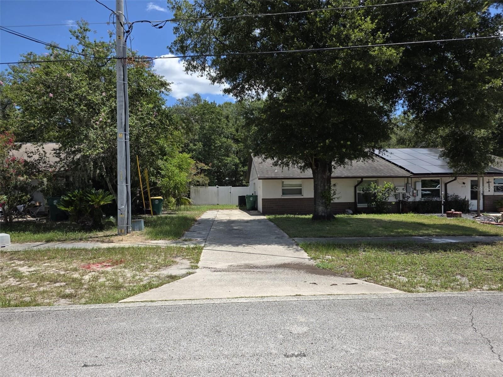 Property Photo: 915 Marlboro Drive FL 32724