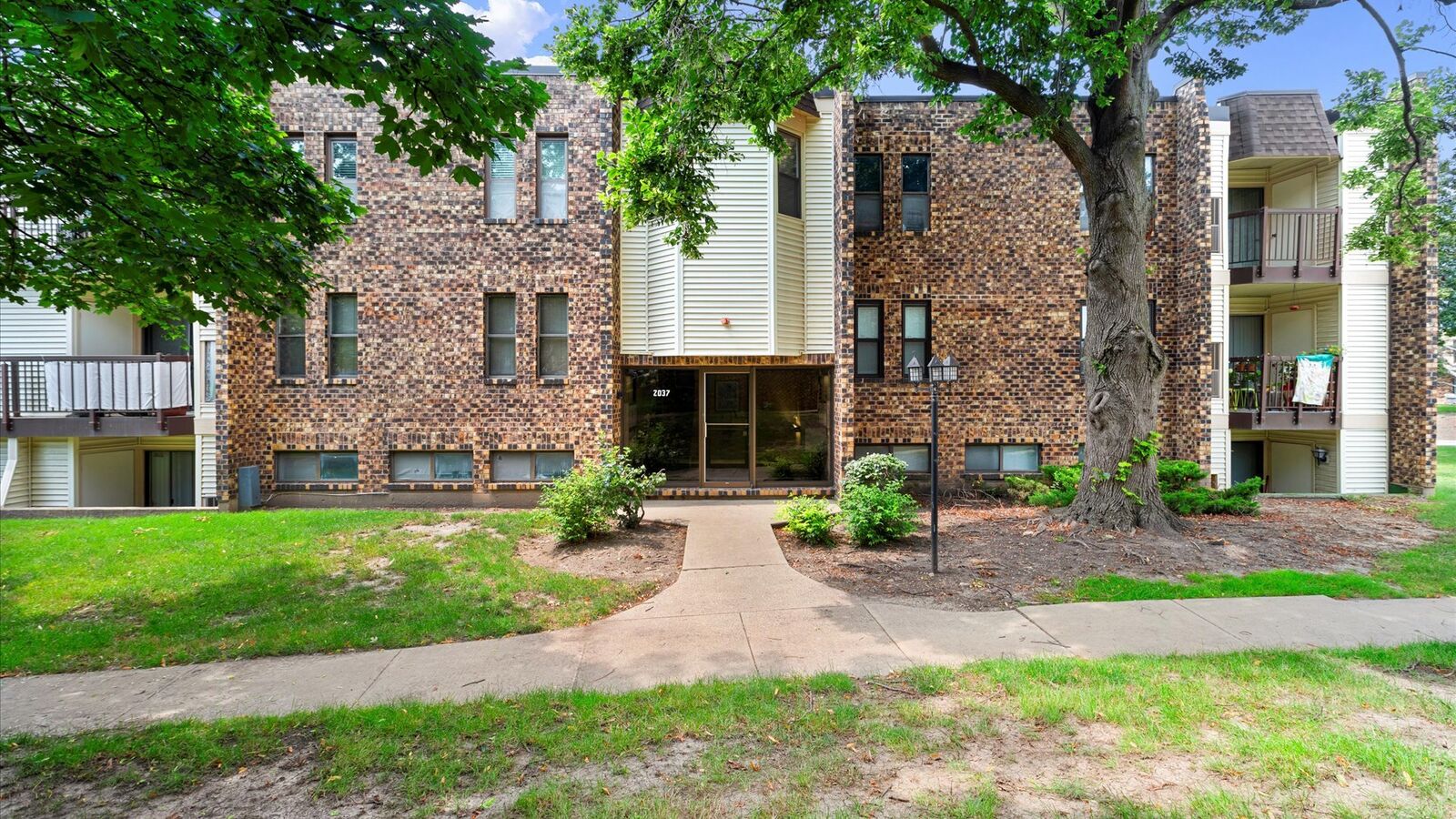 Property Photo: 2037 Country Club Drive 4 IL 60517