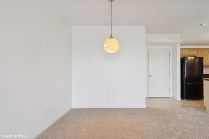 Property Photo:  1 N Beacon Place 606  IL 60525 