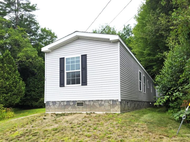 Property Photo:  14 Hilltop Manor Mobile Home Park  NH 03561 