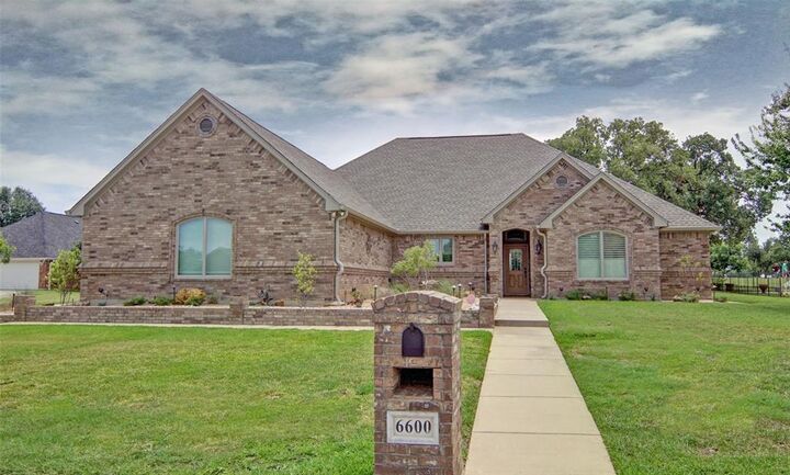 Property Photo: 6600 Wimbleton Court TX 76067