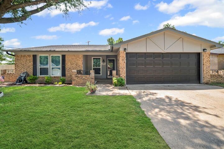 Property Photo: 5400 Inglewood Lane TX 76016