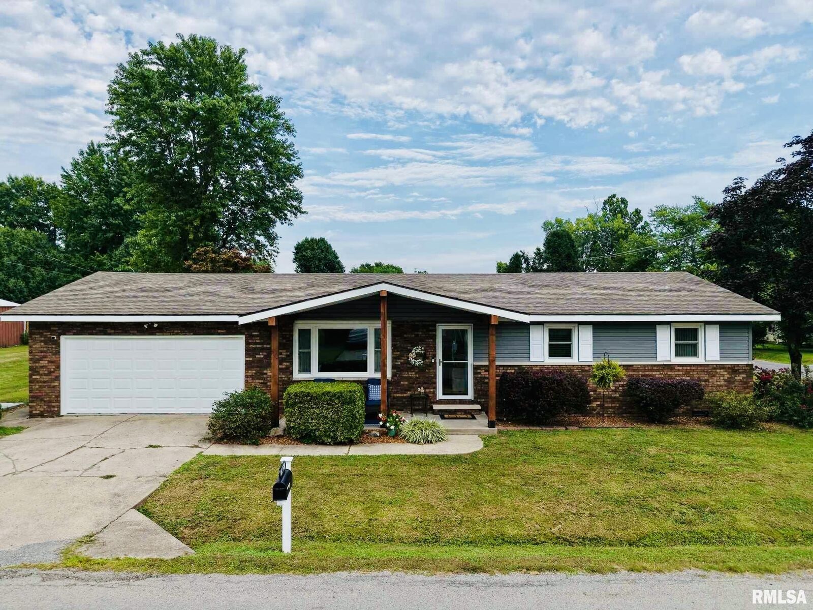 Property Photo: 802 N Hughes Street IL 62896