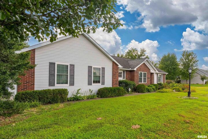 Property Photo:  401 Bogie Drive  IL 62948 