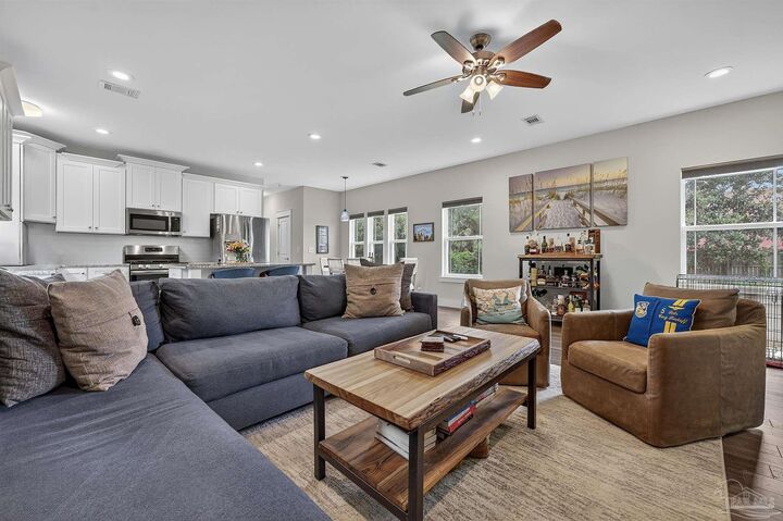 Property Photo: 417 W Belmont St FL 32501