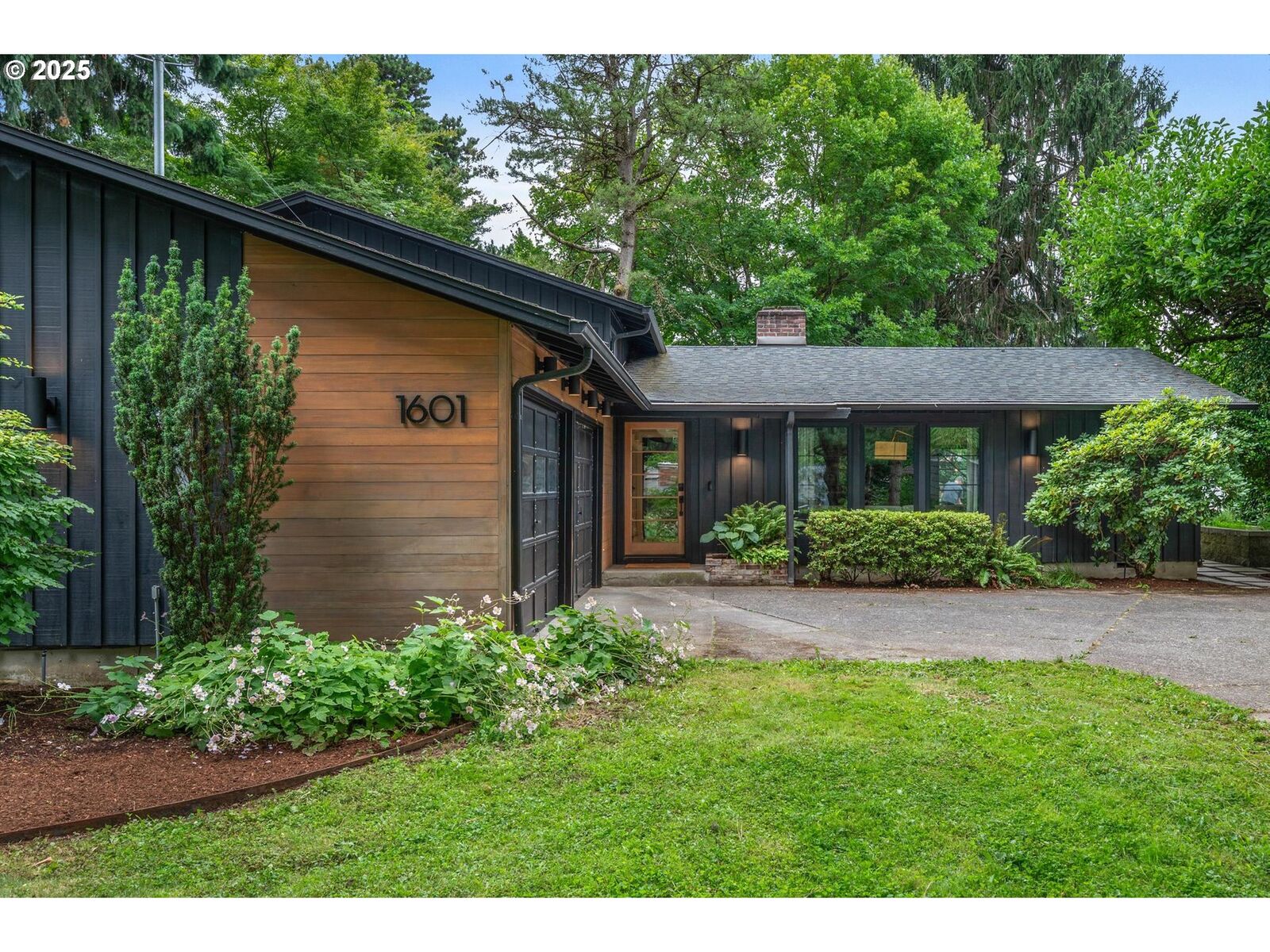 Property Photo: 1601 NE 144th Ave OR 97230