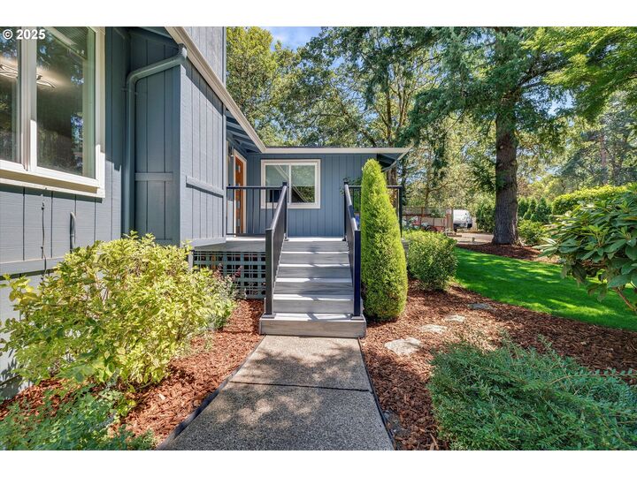 Property Photo:  1223 SE Oak Grove Blvd  OR 97267 
