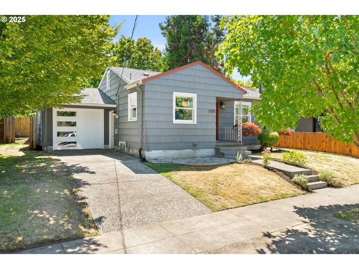 Property Photo:  6216 SE Clinton St  OR 97206 