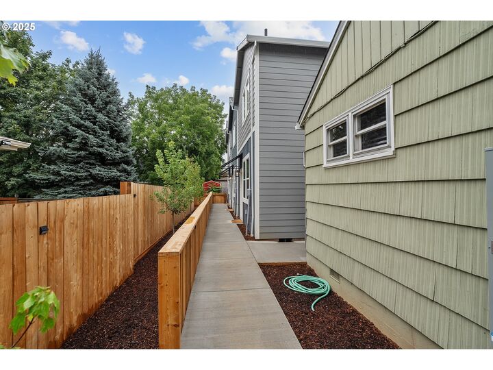 Property Photo:  7822 SE Salmon St  OR 97215 