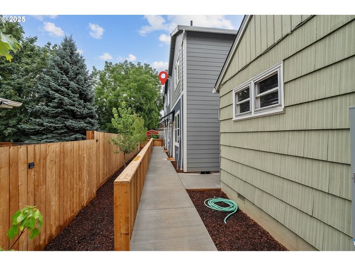7828 SE Salmon St  Portland OR 97215 photo