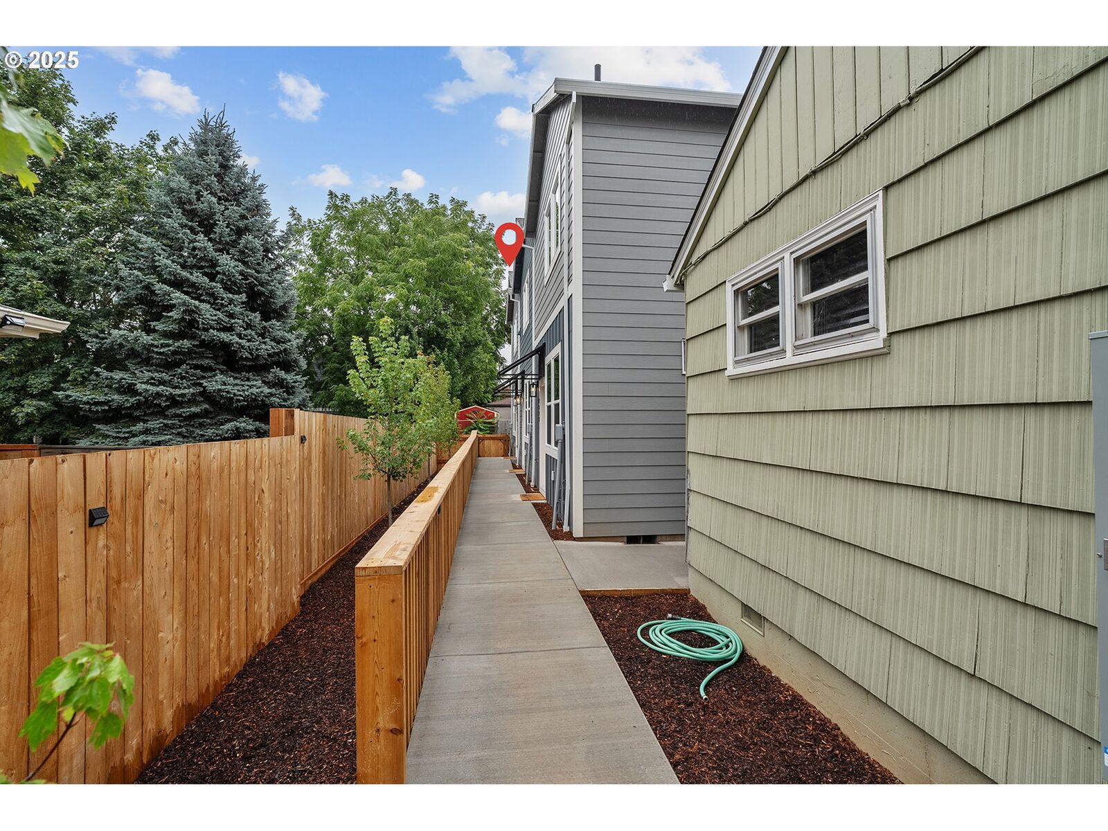 Property Photo:  7828 SE Salmon St  OR 97215 