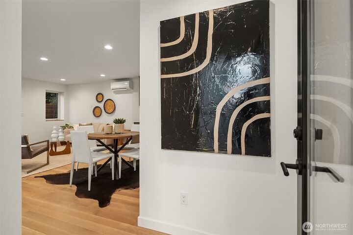 Property Photo:  2212  Broadway  E  WA 98102 