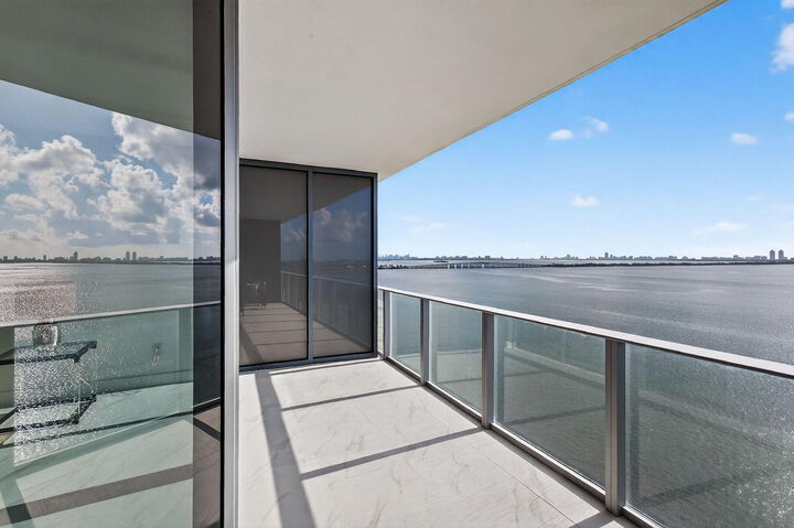Property Photo:  700 NE 24th Street 1005  FL 33131 