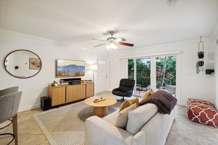 Property Photo:  49 SE 7th Avenue 1  FL 33445 