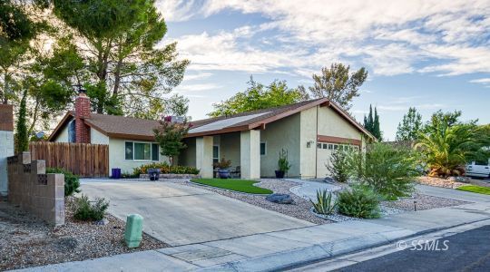 Property Photo: 631 Peg St CA 93555
