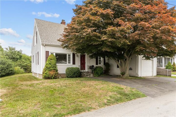 16 Narragansett Avenue  Tiverton RI 02878 photo