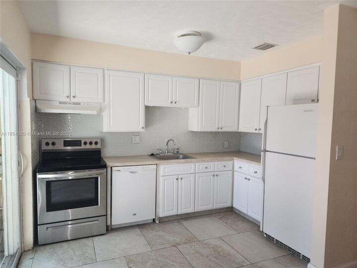 Property Photo:  212 SW 13th St  FL 33004 