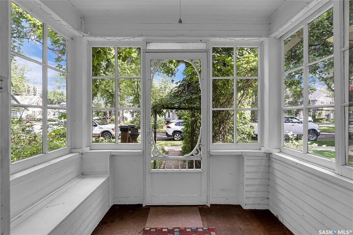 Property Photo:  1004 Eastlake Avenue  SK S7N 1A7 