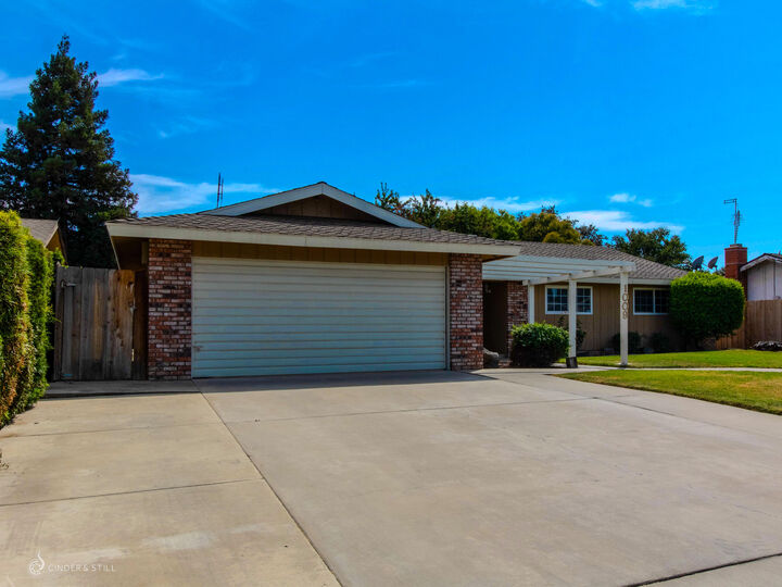 Property Photo:  1009 W Laura Ave Avenue  CA 93277 