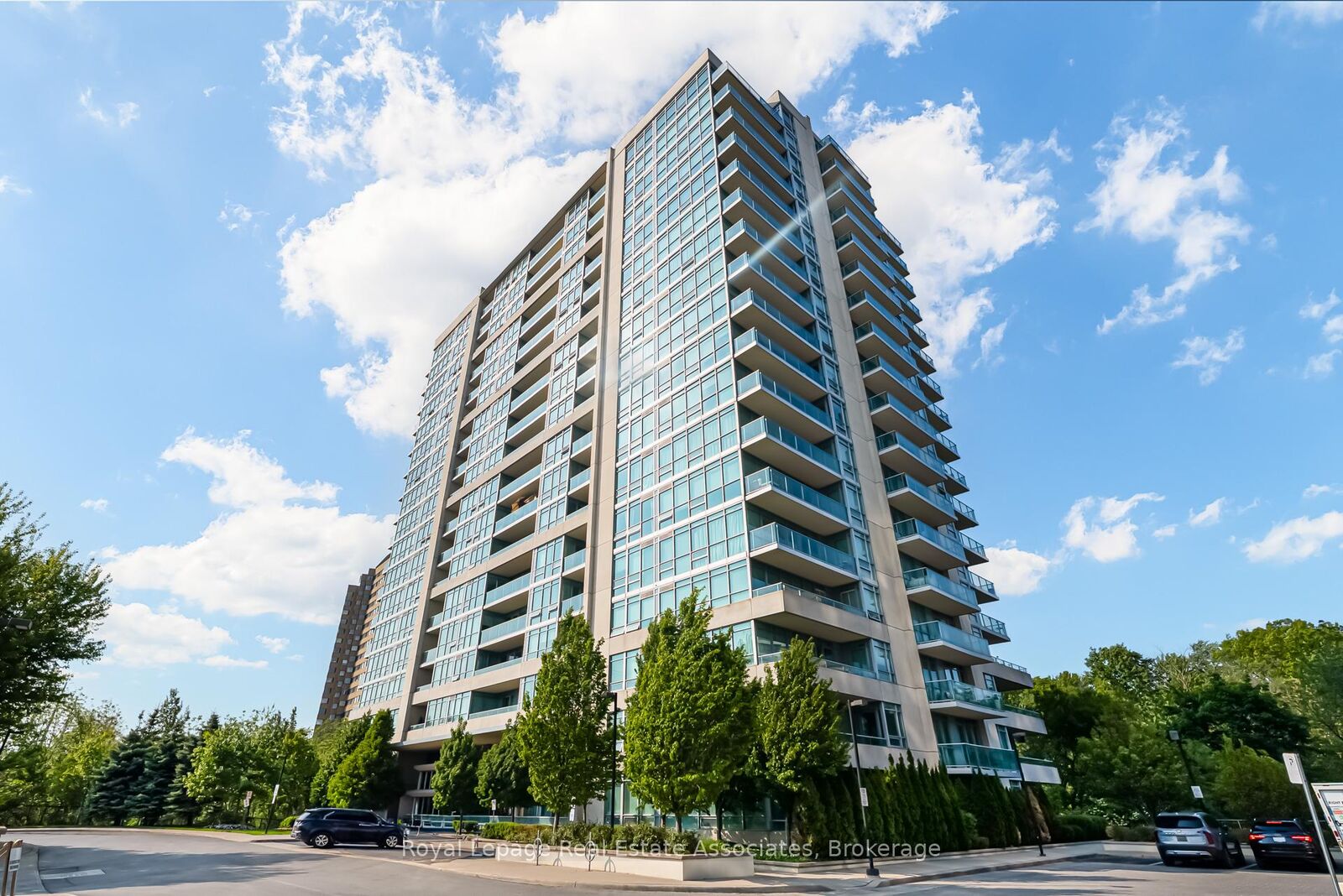 Property Photo: 1055 Southdown Road Lph09 ON L5J 0A3