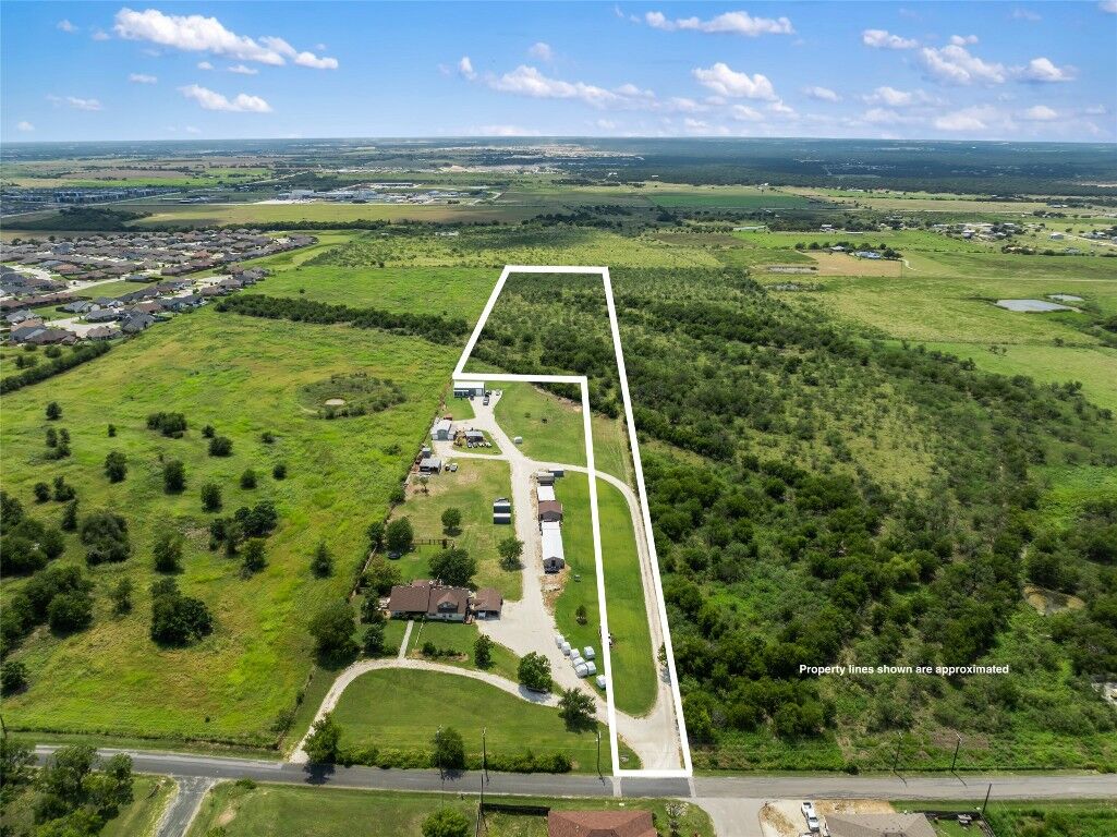 Property Photo: 925 N 1st Street TX 76537