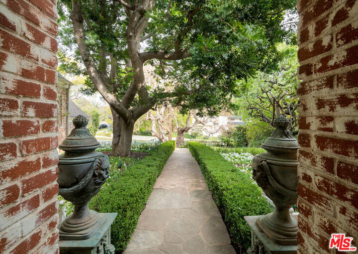 Property Photo:  601 Woodruff Ave  CA 90024 