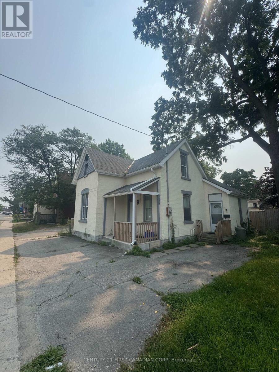 Property Photo:  28 Oxford Street West  ON N6H 1R3 