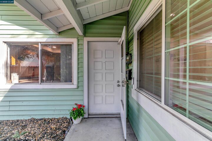 Property Photo: 19 Marques Pl CA 94526