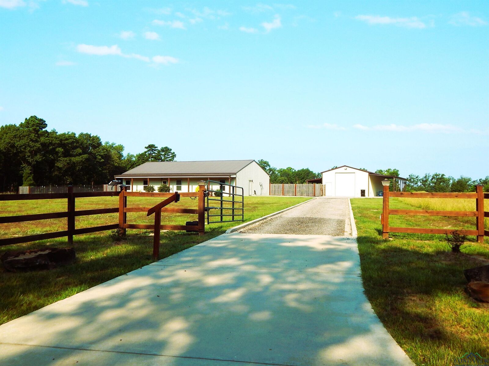Property Photo:  318 Palm Rd  TX 75755 