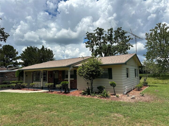 Property Photo:  726 Scenic Street  FL 34748 