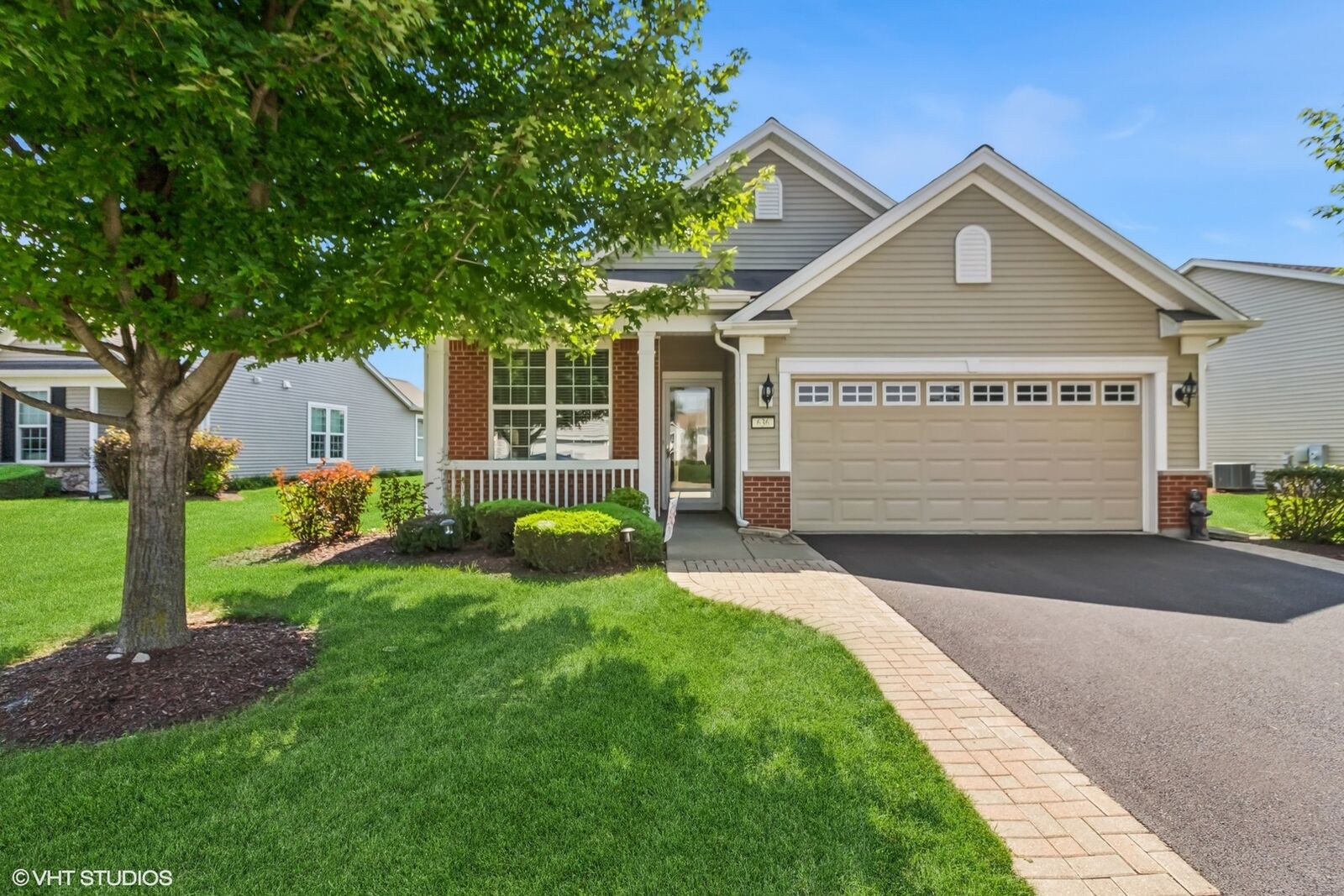 Property Photo:  636 Flag Drive  IL 60404 