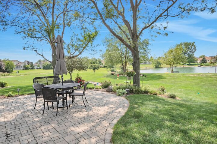 Property Photo:  1401 Rolling Pass  IL 60401 