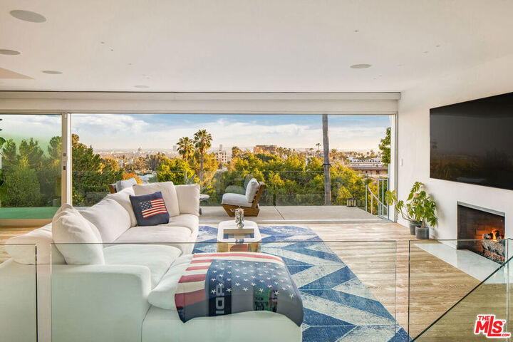 Property Photo:  7924 Hillside Avenue  CA 90046 