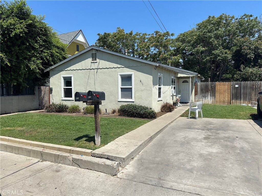 Property Photo:  611 N Daisy Avenue  CA 92703 