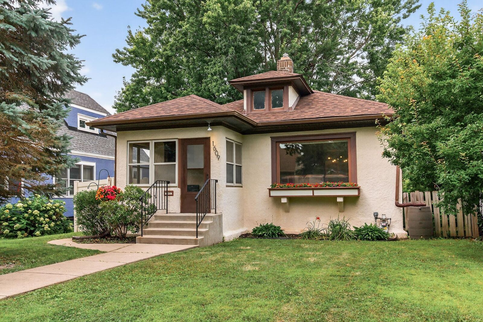 Property Photo: 1609 Huron Street MN 55108